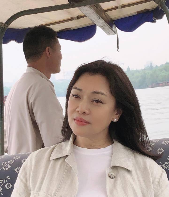 戏骨史可秀恩爱,嫁二婚老公后被宠成少女,前夫现与李静感情稳定_女儿