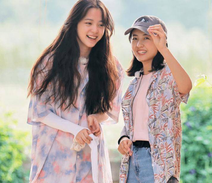 向往5收官请来欧阳娜娜,张子枫手机壳引热议,展现二人真实关系_妹妹