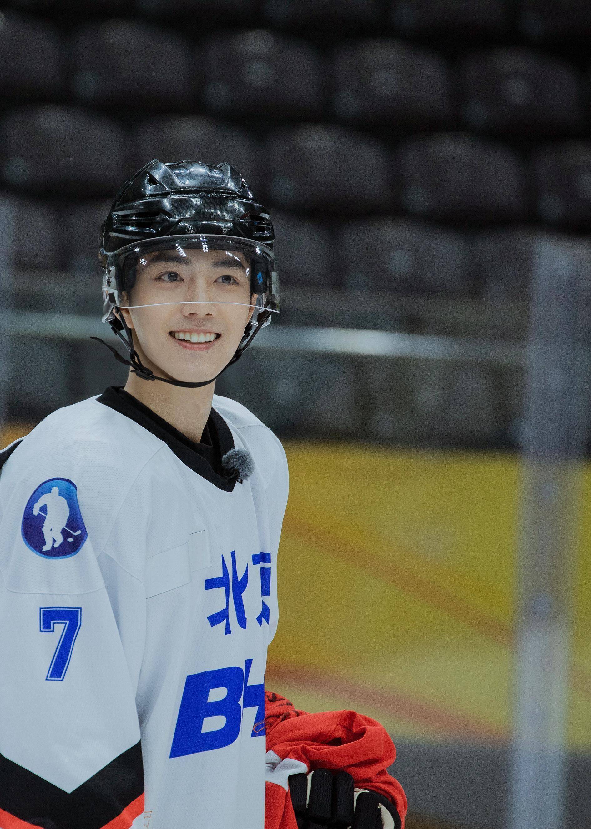 肖战新综艺《冬梦之约》,身穿白色冰球运动服解锁新角色,强健帅气