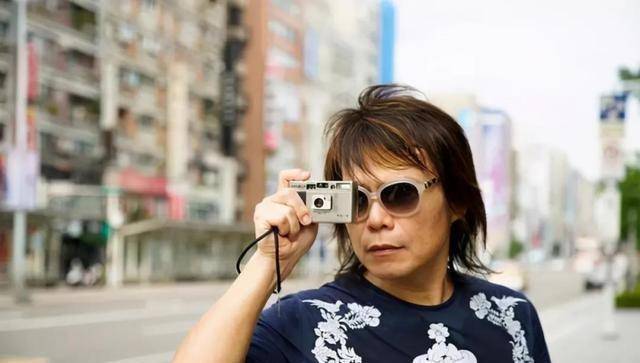 摇滚教父伍佰:出道30年与妻子丁克17年,今52岁坐轮椅演唱_陈文佩_梦想