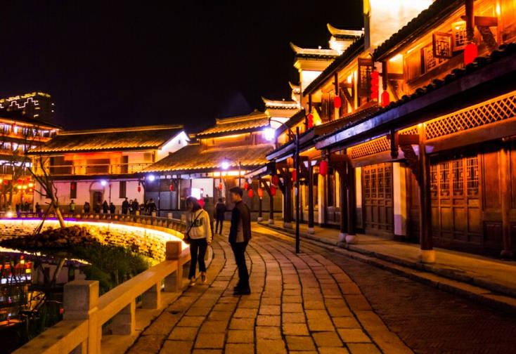 湖南有条"仿古商业街",人流如潮,被赞现实版"清明上河图"