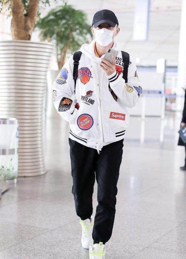 黑色裤子,超显腿细的,如果不是粉丝提醒,小编都没认出这是盛一伦本人