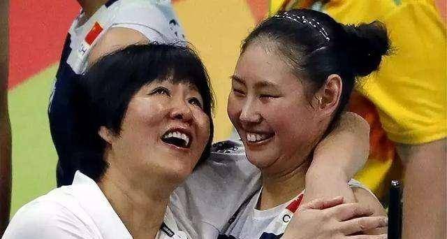 女排训练场上郎导再现暖心举动,32岁老将堪称最幸福国手_颜妮_亚锦赛