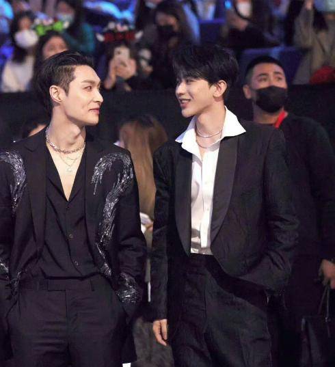 蔡徐坤回应一夜情风波,黄子韬围观直播看热闹,张艺兴黄磊被连坐_明星