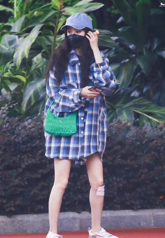 杨幂穿长款格子衬衫搭配骑行裤,简约宽松,打扮清新时尚_版型_黑色