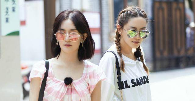 应采儿太有气质了!一袭t恤配麻花辫,仿若20岁出头的少女!