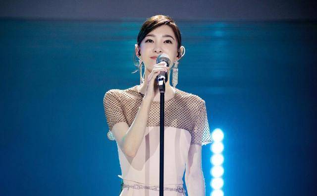 郑希怡:两次被雪藏,舞台出丑,出意外险些瘫痪_姐姐_经历_组合