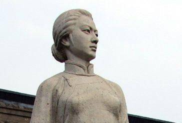 她提倡女性解放,却被包办婚姻,嫁给无能丈夫,死后都