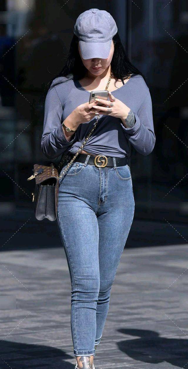 「液体」紧身裤高挑美女走在街上被人群围住!_整体_裤子_高跟鞋