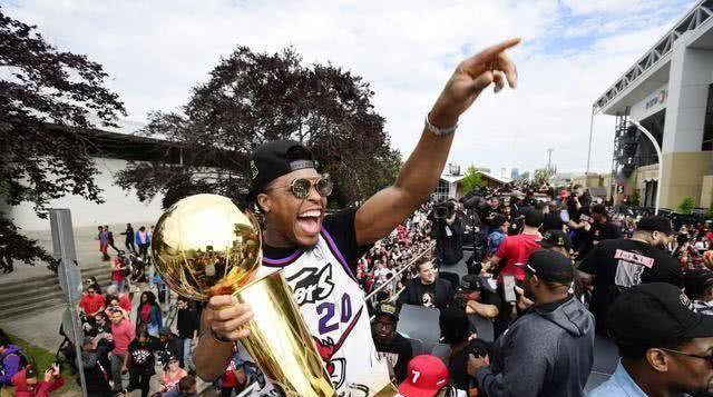 2019-20赛季开始前,湖人就有意得到洛瑞,但卫冕冠军猛龙拒绝了猛龙的