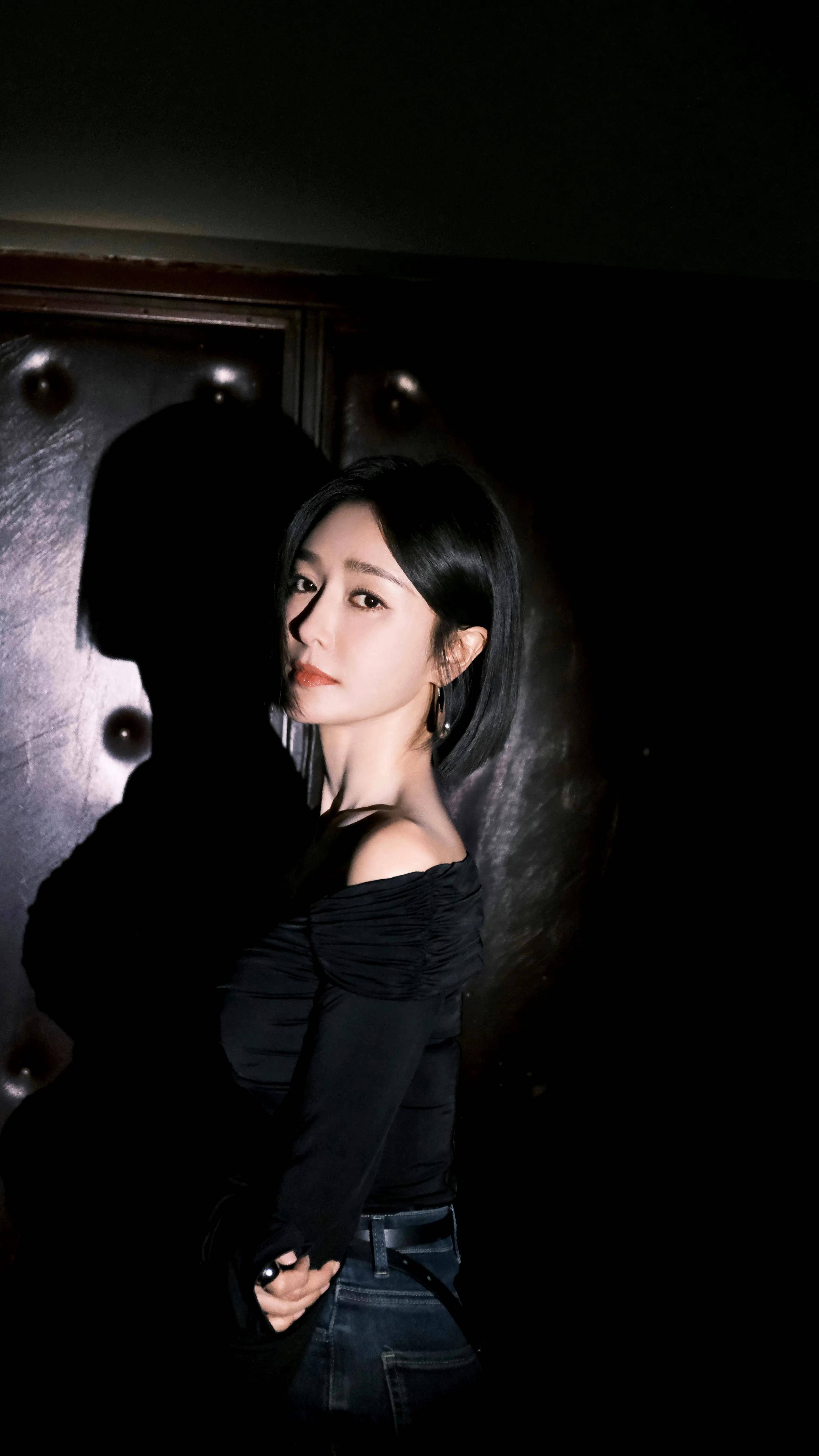 秦岚优秀图集,高贵优雅_气质_黑色_牛仔裤