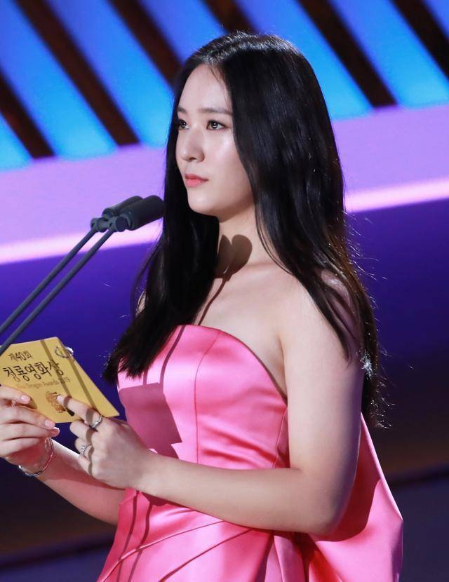 郑秀晶再次胖上热搜!"马甲线女神"变"麒麟臂女神"?_身材_裙子_明星