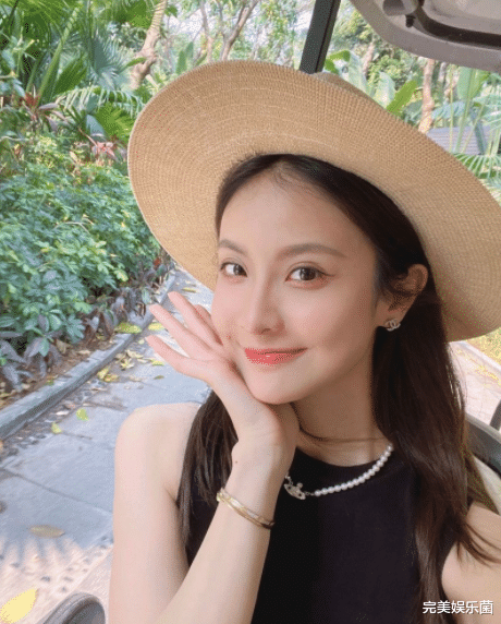 26岁女星素质低,餐厅内抽烟往水杯内弹烟灰,当众抠牙举止恶心_赖雨蒙