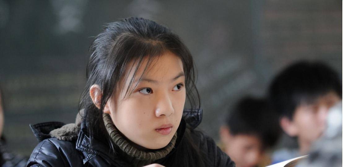 2011年,江西12岁女孩火灾中救下15户人家,事后57岁大叔当众跪谢_夏娟