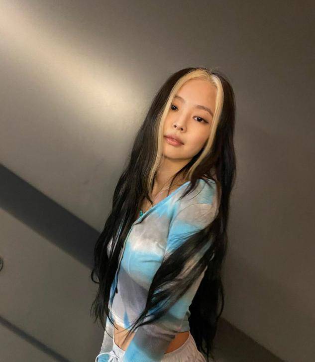 人间香奈儿金智妮最新照片,蓝色长裙配上飘逸长发,这是公主吧!