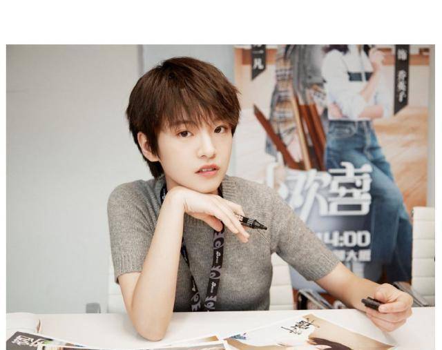 "英子"李庚希火了就是不一样,上班私服全身大牌,剪短发认不出_一身