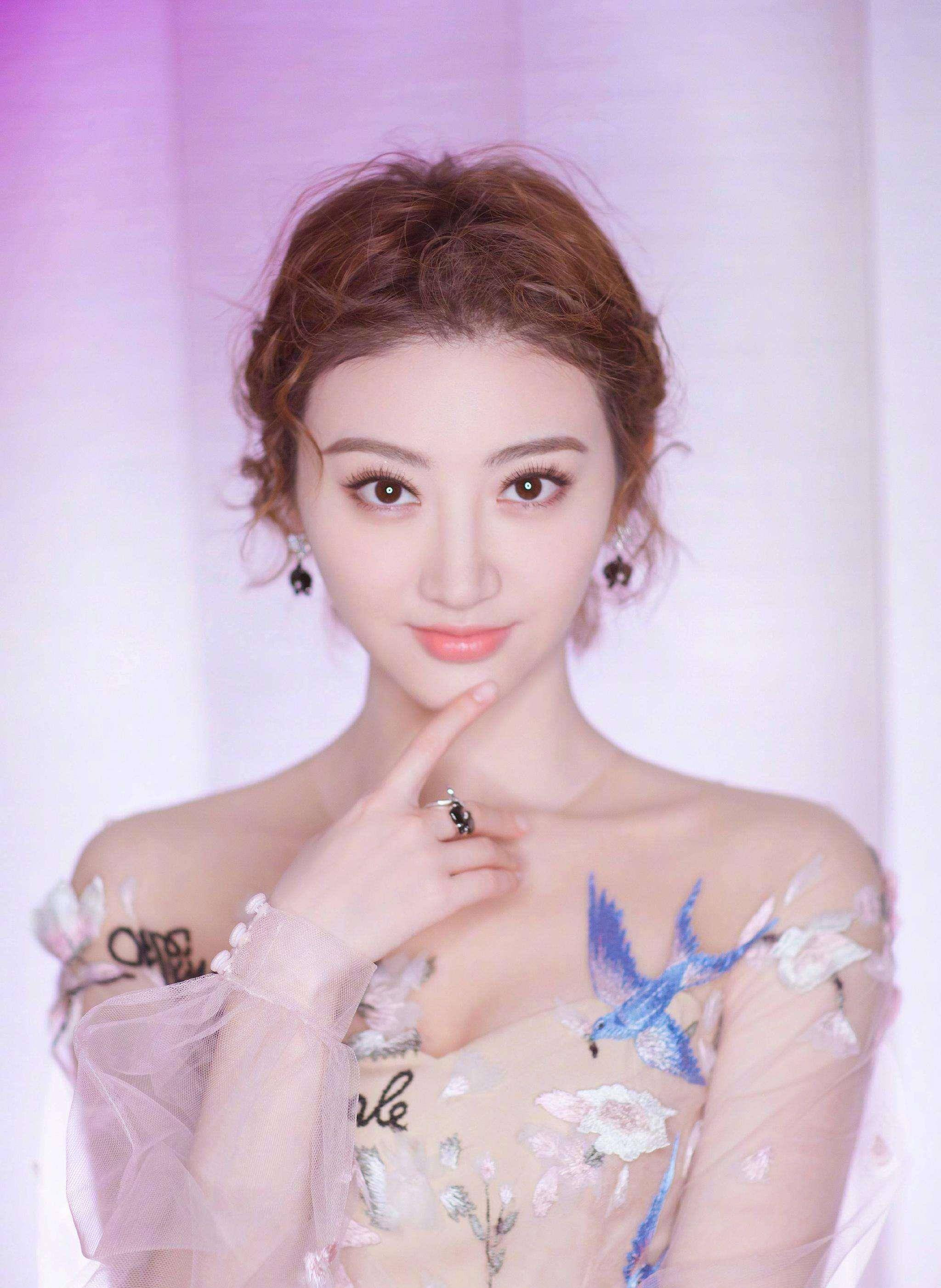 31岁景甜身材太惊艳了,网友感叹:原来她早就是健身达人了_拉力器_运动