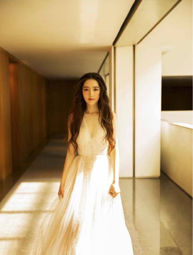 "女神"郭碧婷现身机场,穿黄色卫衣搭配牛仔裤,气质端庄惊艳_少女_建议