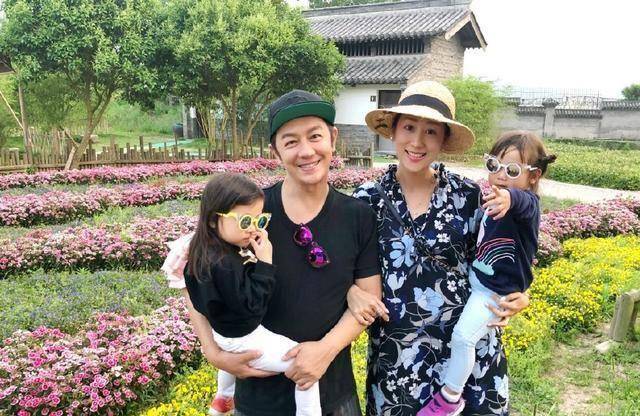 21年再重聚,李若彤与陈浩民同框合影,两人笑容满面显温馨!