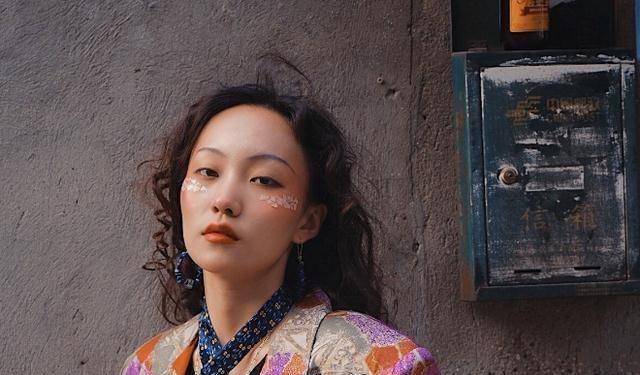 难怪她和女明星一起拍杂志,看起来一点也不逊色.