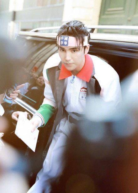 阿云嘎蔡程昱同框看秀互动有趣,阿云嘎脏辫温柔帅气直接走秀算了_造型