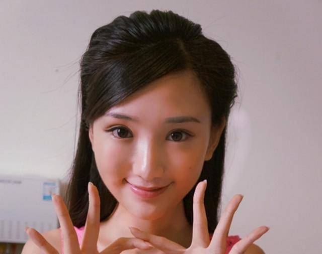 刚出道的毛晓彤,还是以前纯美,现在太过艳丽_写真照_天涯明月刀_古装