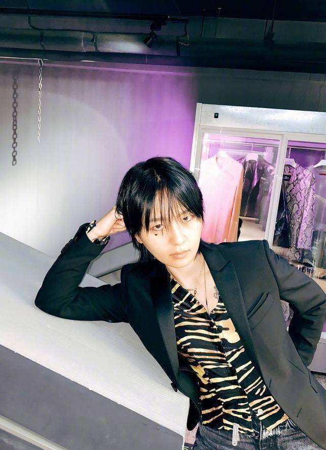 35岁周笔畅又美又飒,前卫造型拍时尚大片,气质妥妥hold住!