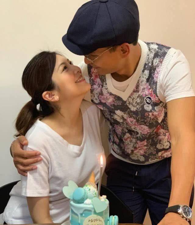 单文柔在昨晚就晒出了他们夫妻俩的合照,并且配上生日愿望,她的愿望是