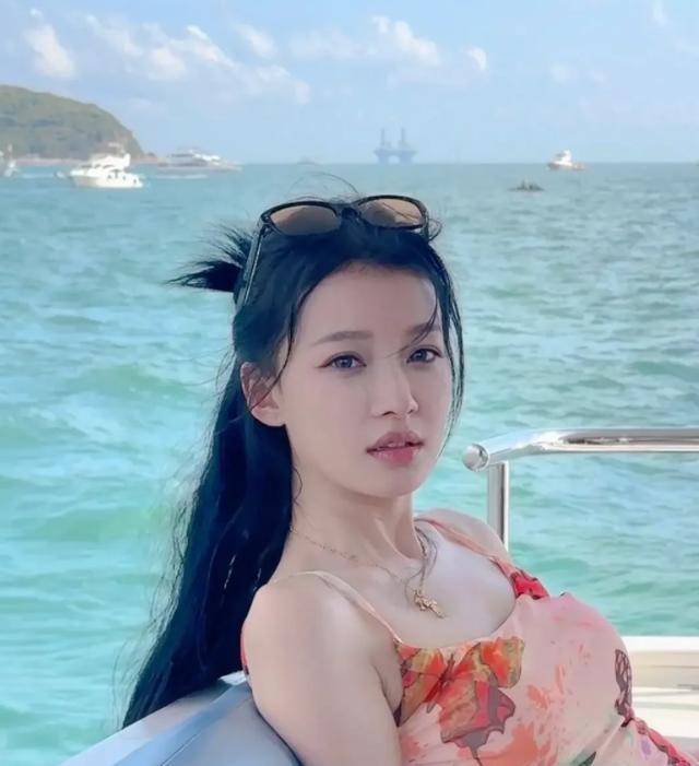 有一些角度有点撞脸杨颖,孙怡和杨颖在某些地方长得比较像,比如说嘴巴