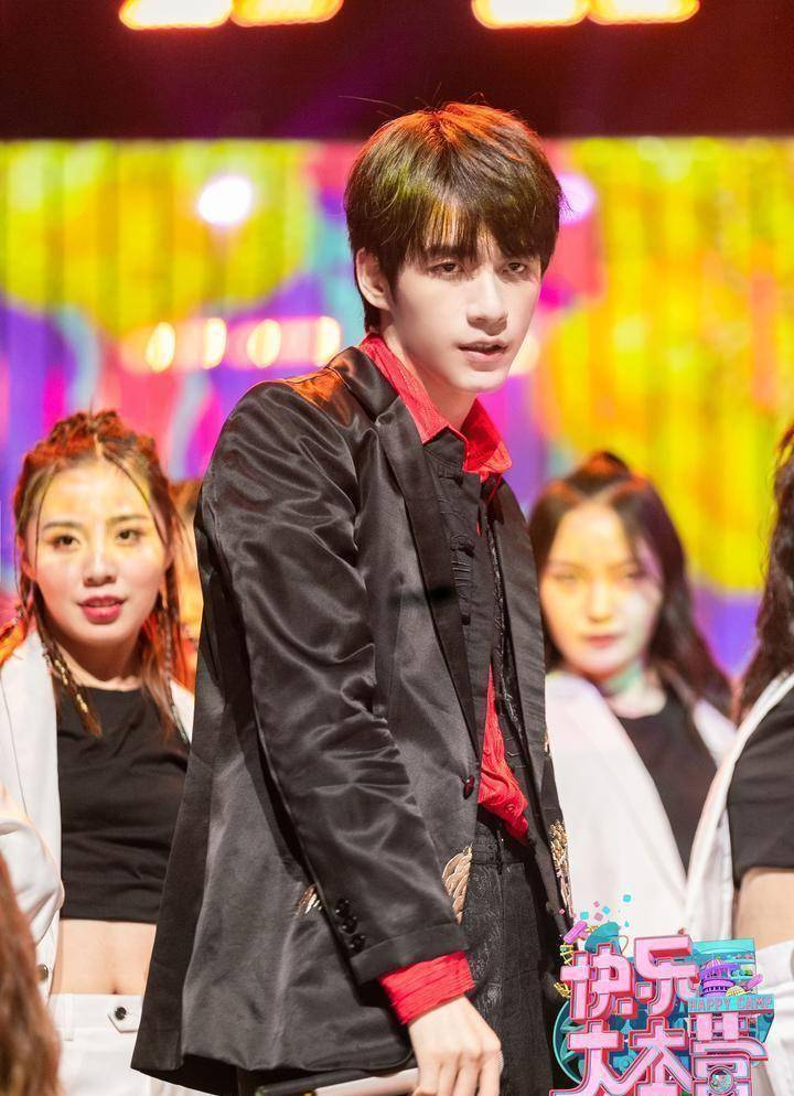 《快乐大本营》音乐奇妙夜热浪来袭,大厂男孩蔡徐坤黄明昊合体啦!