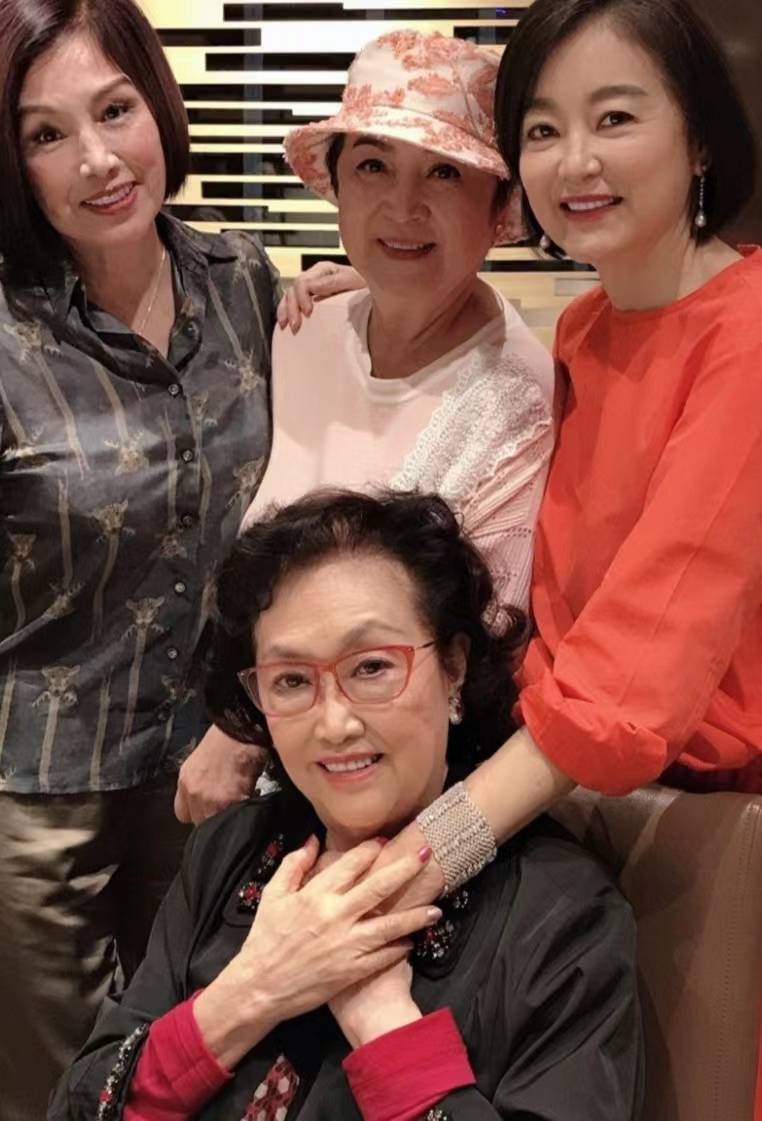 谢贤前妻罕现身好友聚会,与儿子神隐1年一度被指失踪_甄珍_消息_母子