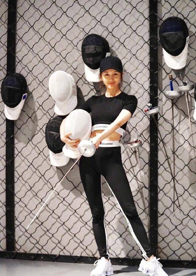 33岁王子文为美真拼,穿体操裤在家玩悬空倒立,"柯基臀"惹人羡_身材