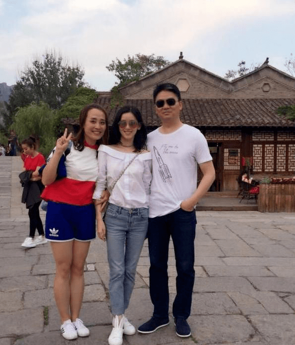 刘大佬在前妻前显拘谨,老气横秋,龚小京没章泽天年轻但气质优雅