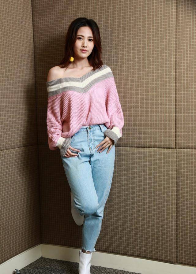 tvb花旦朱晨丽接受采访着粉色斜露肩上衣展现清纯甜美气质_陈法拉