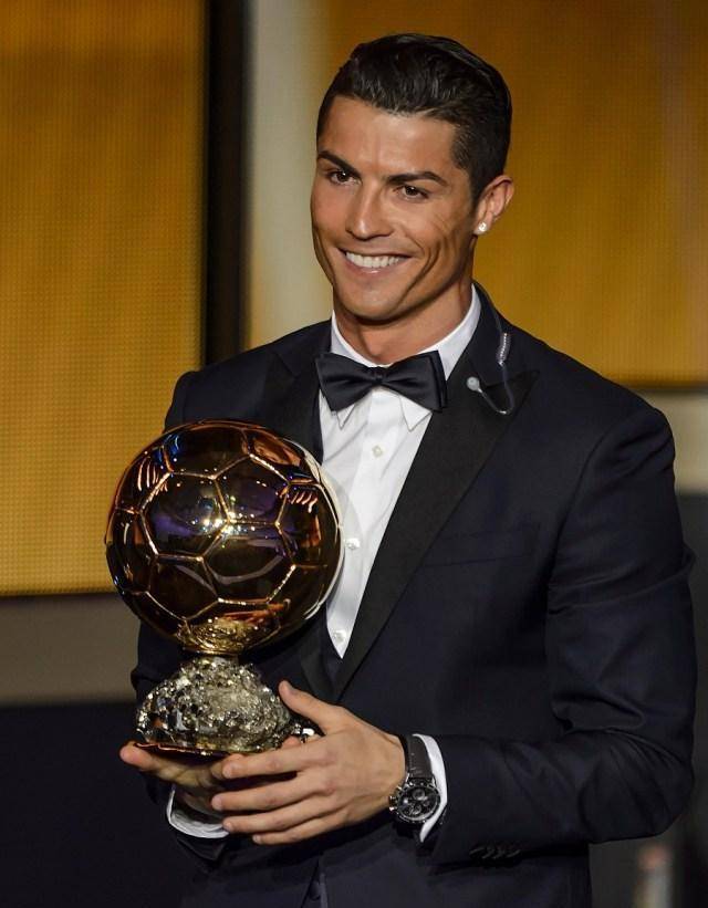 不管发型怎么变换,耳朵上闪闪发光的钻石耳钻永远不变;还有c罗,经常