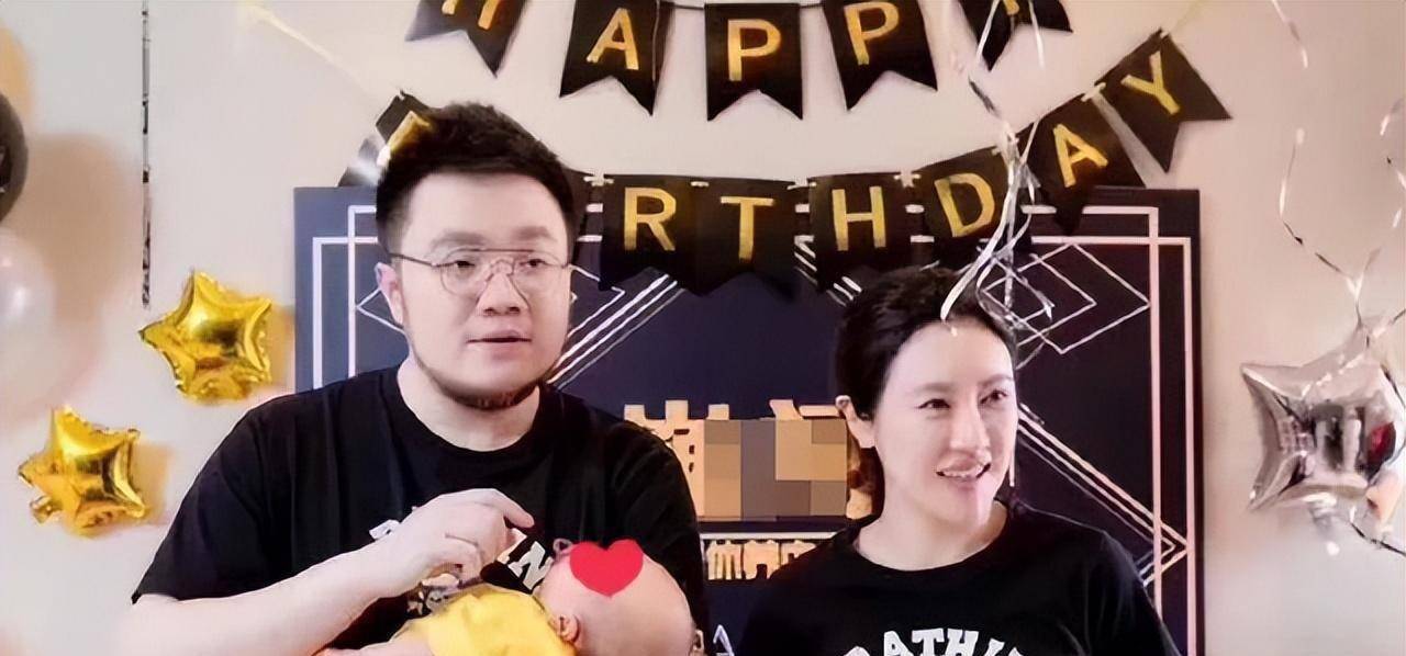 巴图首晒一家4口合照,儿子像妈妈,网友:摆脱英式大饼脸_王博古_照片