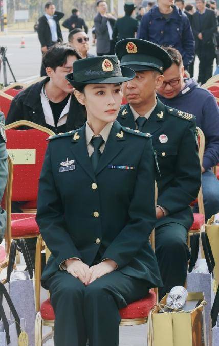的张馨予,饰演军人更能有共情力,而张馨予在发布会现场一身军装亮相