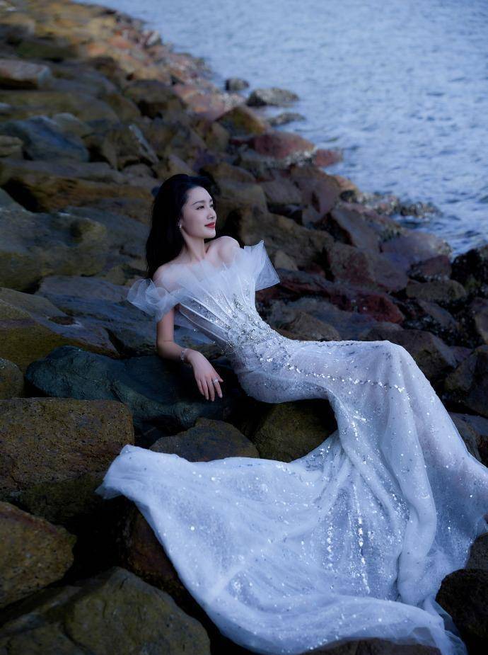 身着人鱼裙的李沁展现出姣好的身材,长发被海风吹起,优雅飘逸_漂亮