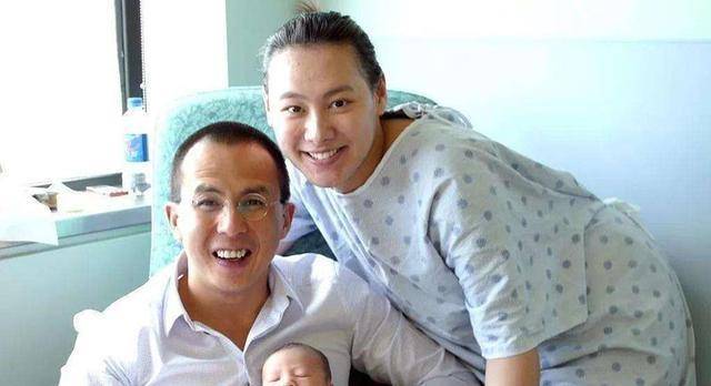 梁洛施和家人聚餐,长子李长治正脸照曝光,李泽楷疑似陪伴在身边_儿子