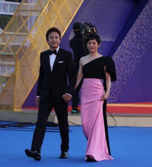 邓超孙俪手牵手走红毯超甜蜜_夫妇_组合_鹿晗