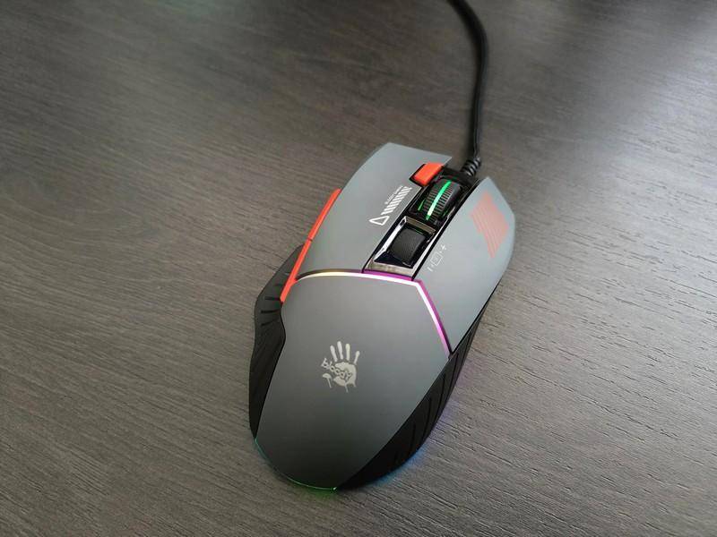 血手幽灵es52 pro游戏鼠标,搭载pmw3389高精度电竞传感器和可调dpi,让