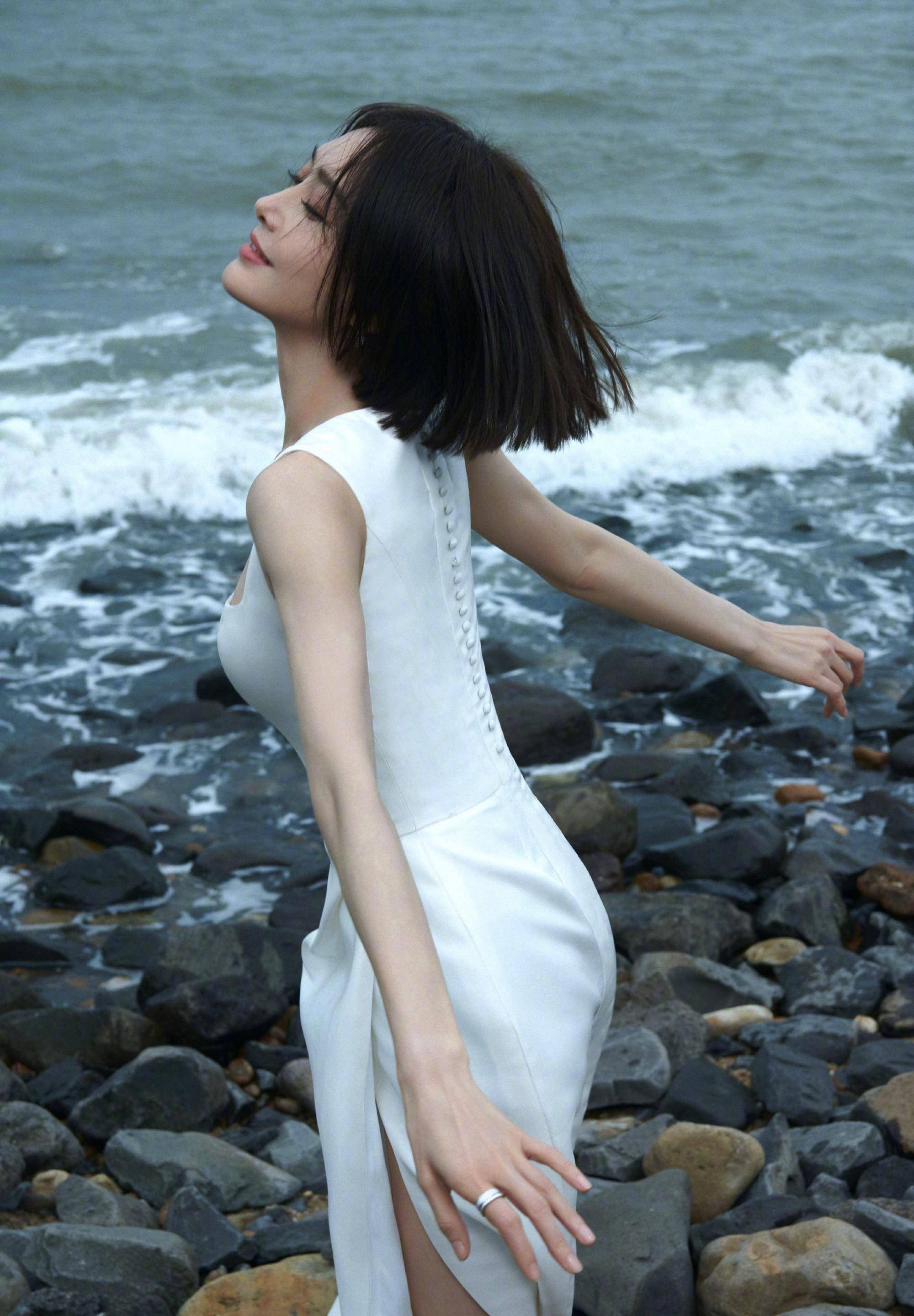 秦岚海边写真大片,身穿白色长裙尽显好身材,是恋爱的状态没错了_姐姐_