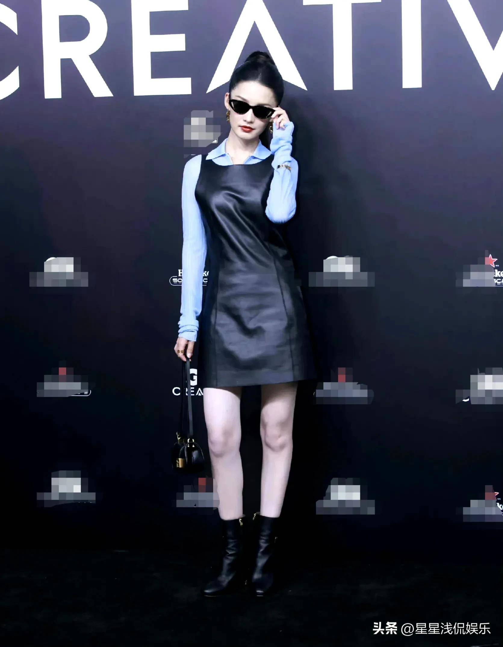 红毯上李沁身穿黑色连衣皮裙搭配蓝色内搭,脚踩黑色靴子,而且还戴了