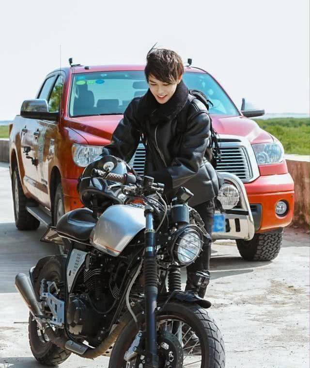 林彦俊回来了《野生厨房》,路透骑代步车造型很破旧,这个动作太催泪了