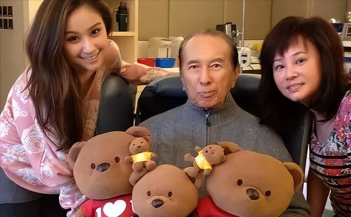 何超莲是赌王何鸿燊的女儿,出生在富贵之家,拥有着亿万身家.