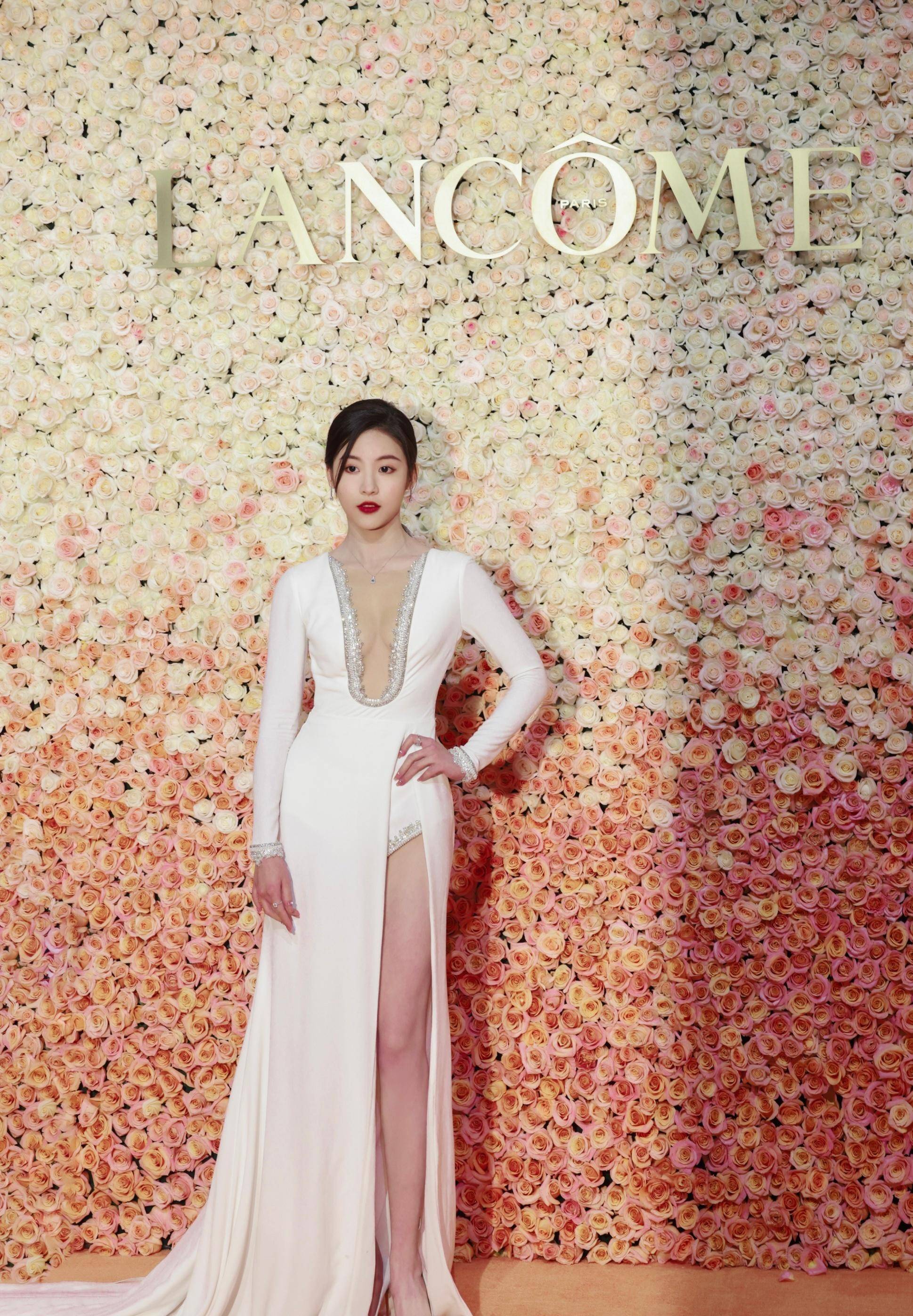 青春女星孙芮分享红色透视高衩长裙写真,展现苗条好身材_照片_中国_穿