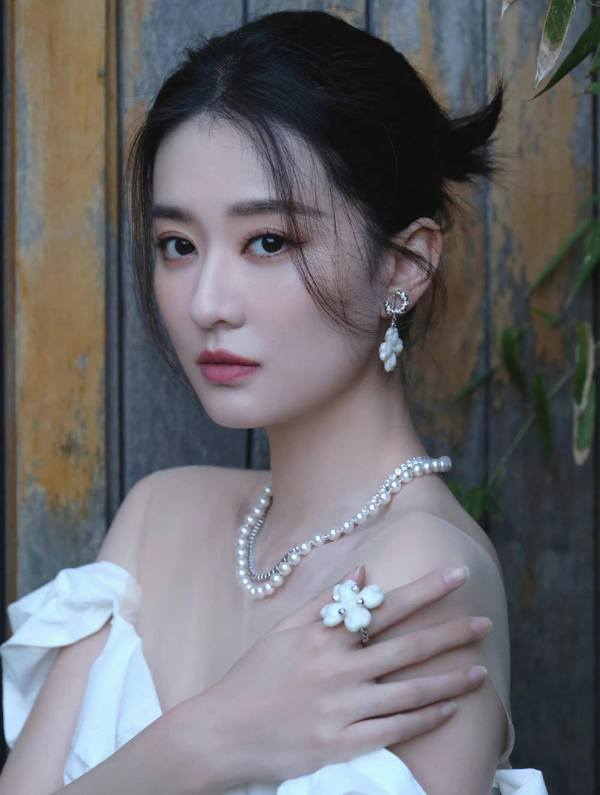 乔欣纯白纸巾婚纱照优雅高贵,迷人迷人_白色_连衣裙_一身