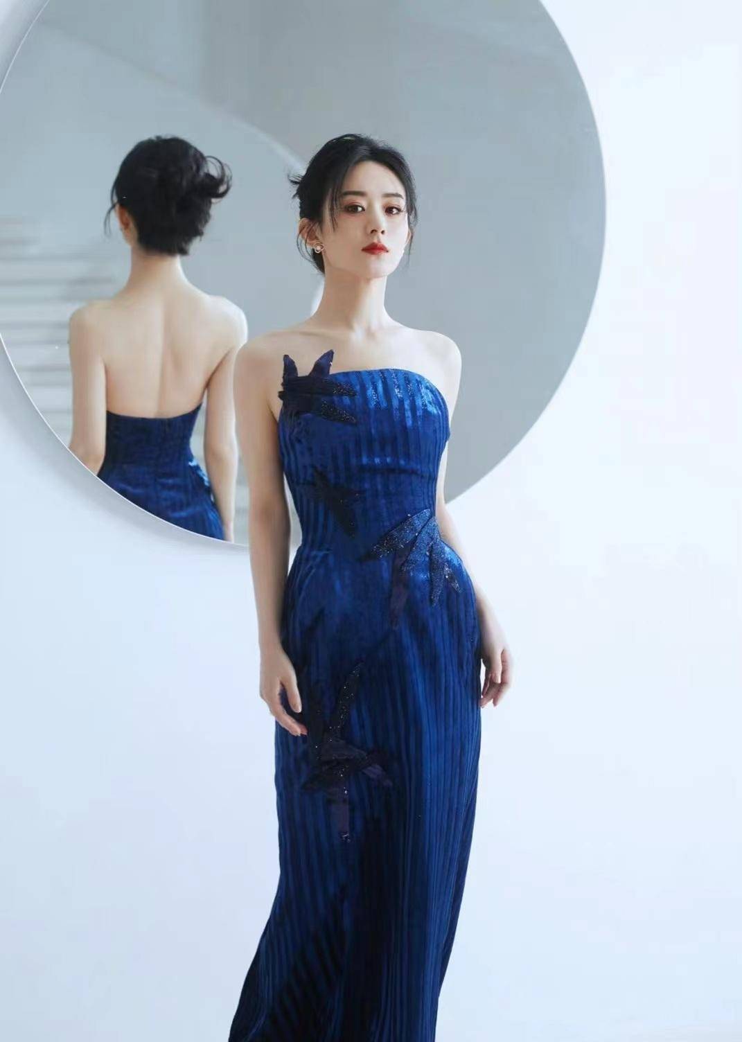 姚敏身穿宝蓝色拖地长裙拍摄,优雅又时尚_赵丽颖_条纹_的设计