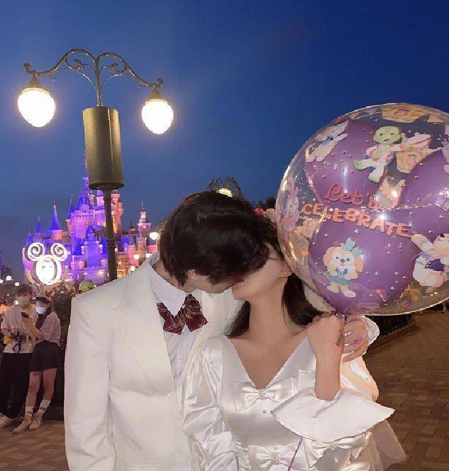 合照,当街亲吻大秀恩爱,被好友公开隐私照引热议_殷世航_网友_照片