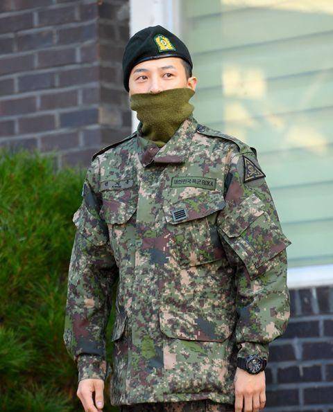 权志龙退伍后全家福曝光,亲姐姐携帅气丈夫热情迎接弟弟回家_权多美